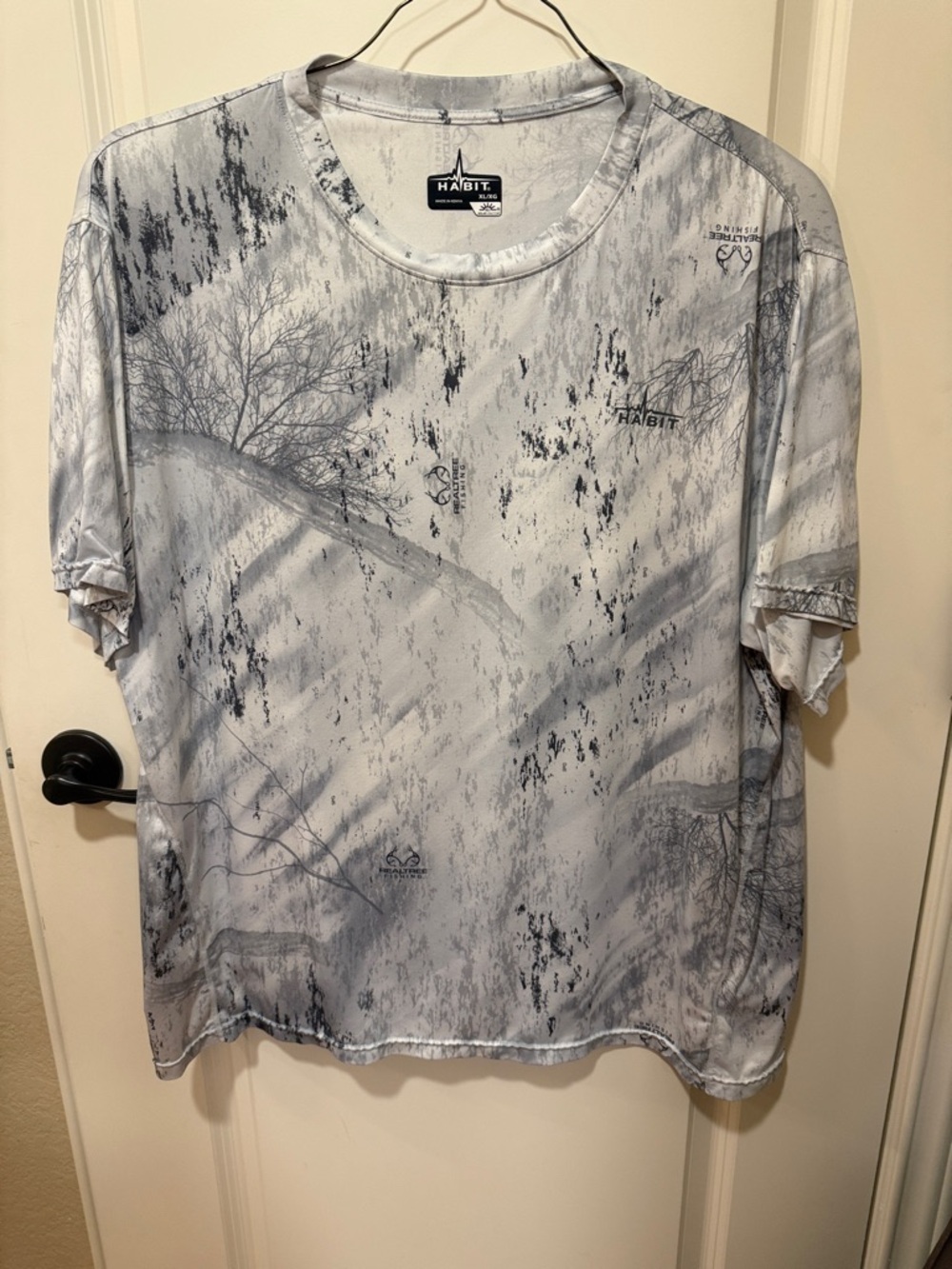 Habit Men's Short Sleeve Performance Shirt in Light Gray Camo